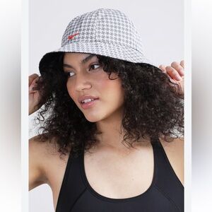 Nike Women`s Houndstooth Bucket Hat (Small/Medium, Grey(DJ5840-010)/W_R)